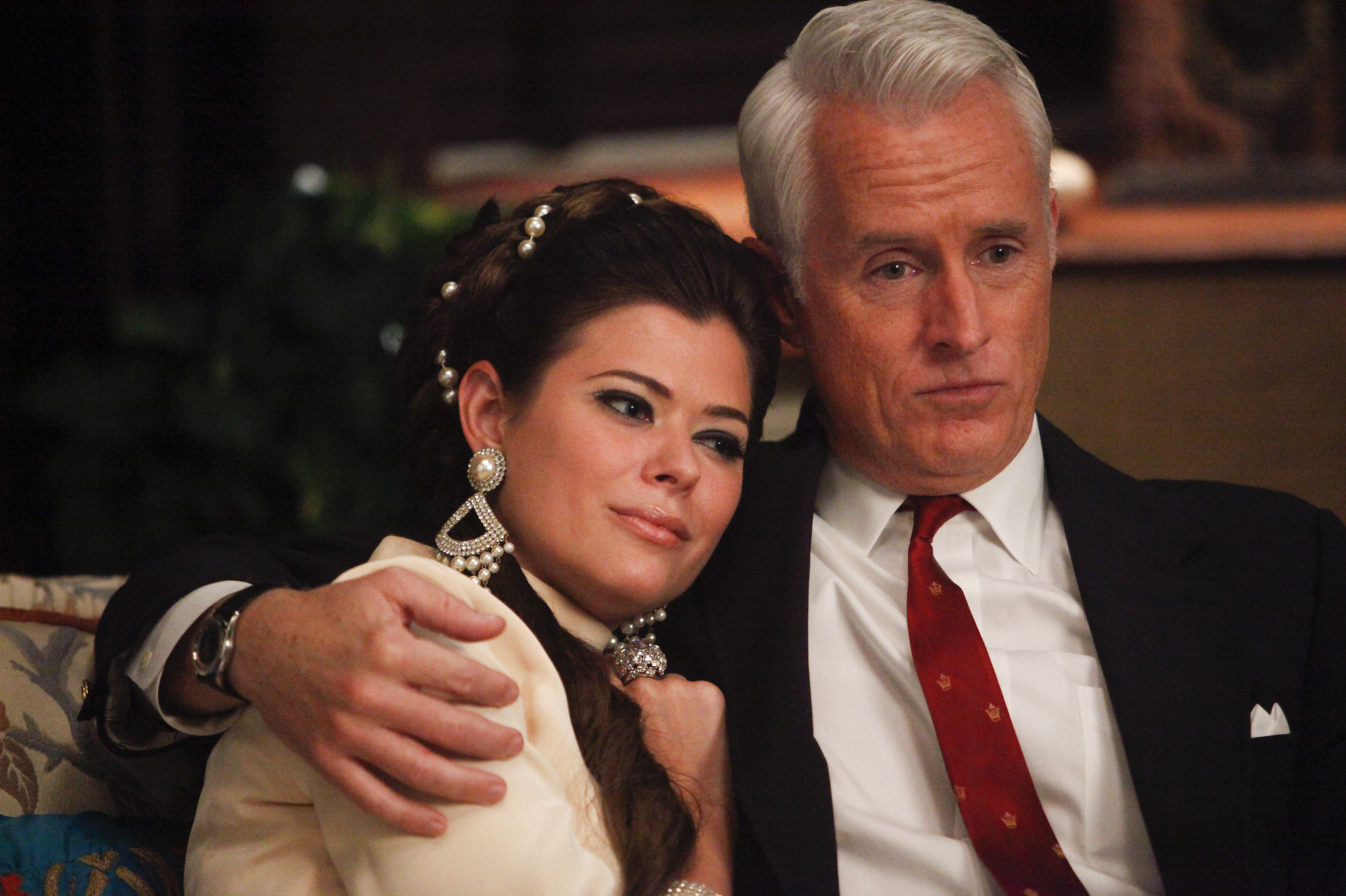 Still of Peyton List and John Slattery in MAD MEN. Reklamos vilkai (2007)