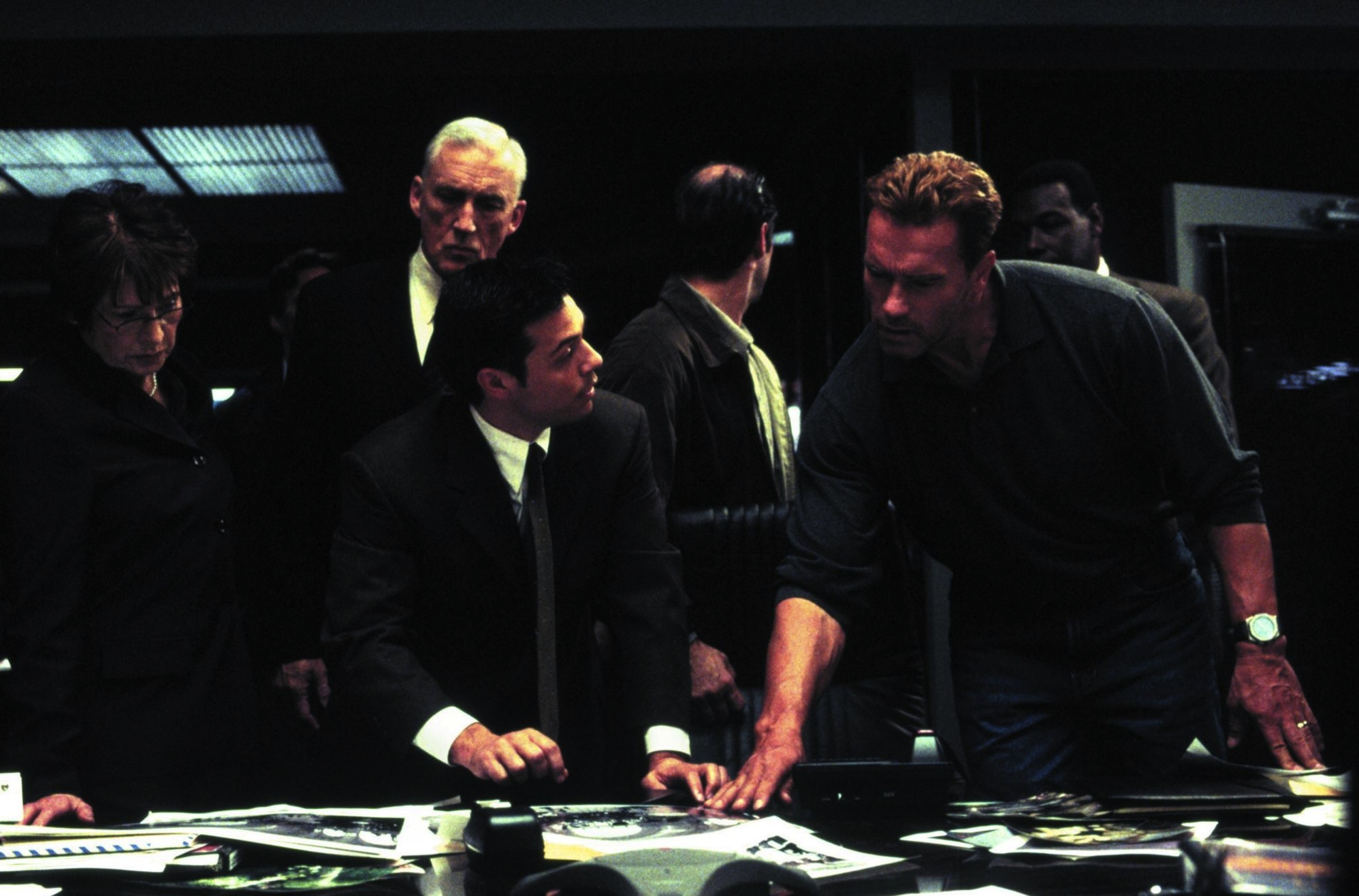 Still of Arnold Schwarzenegger, Bruce Ramsay and Millie Slavin in Kerstas (2002)