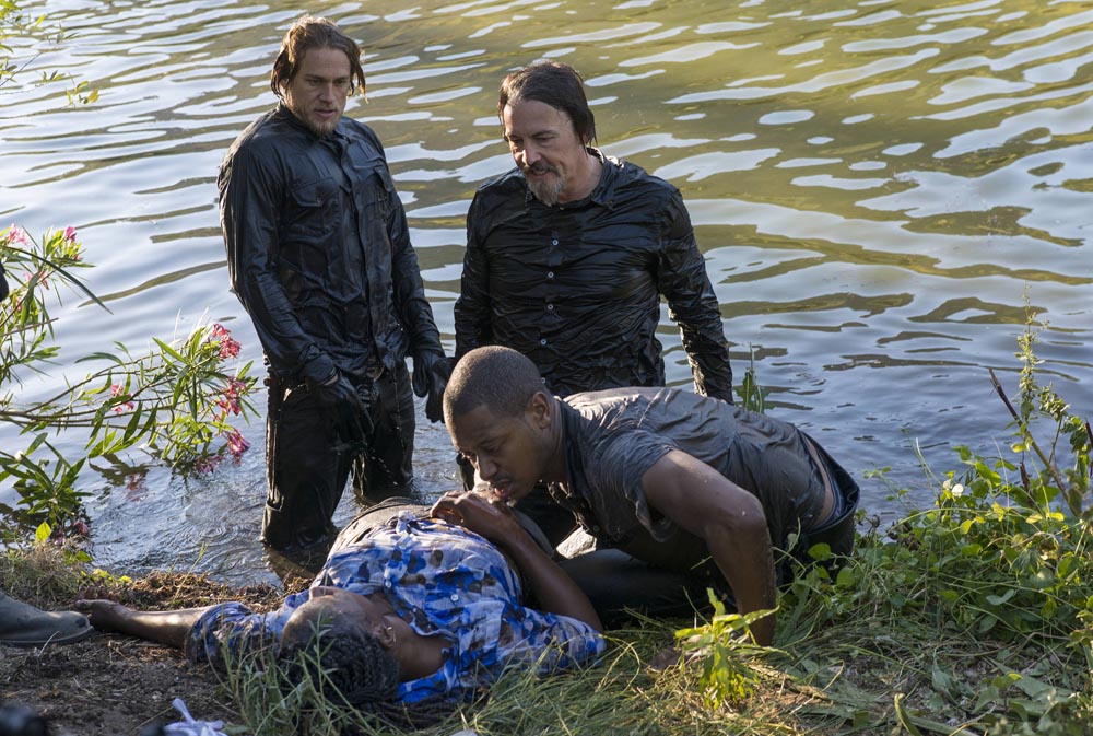 Still of Charlie Hunnam, Tommy Flanagan, Arjay Smith and April Grace in Sons of Anarchy (2014)