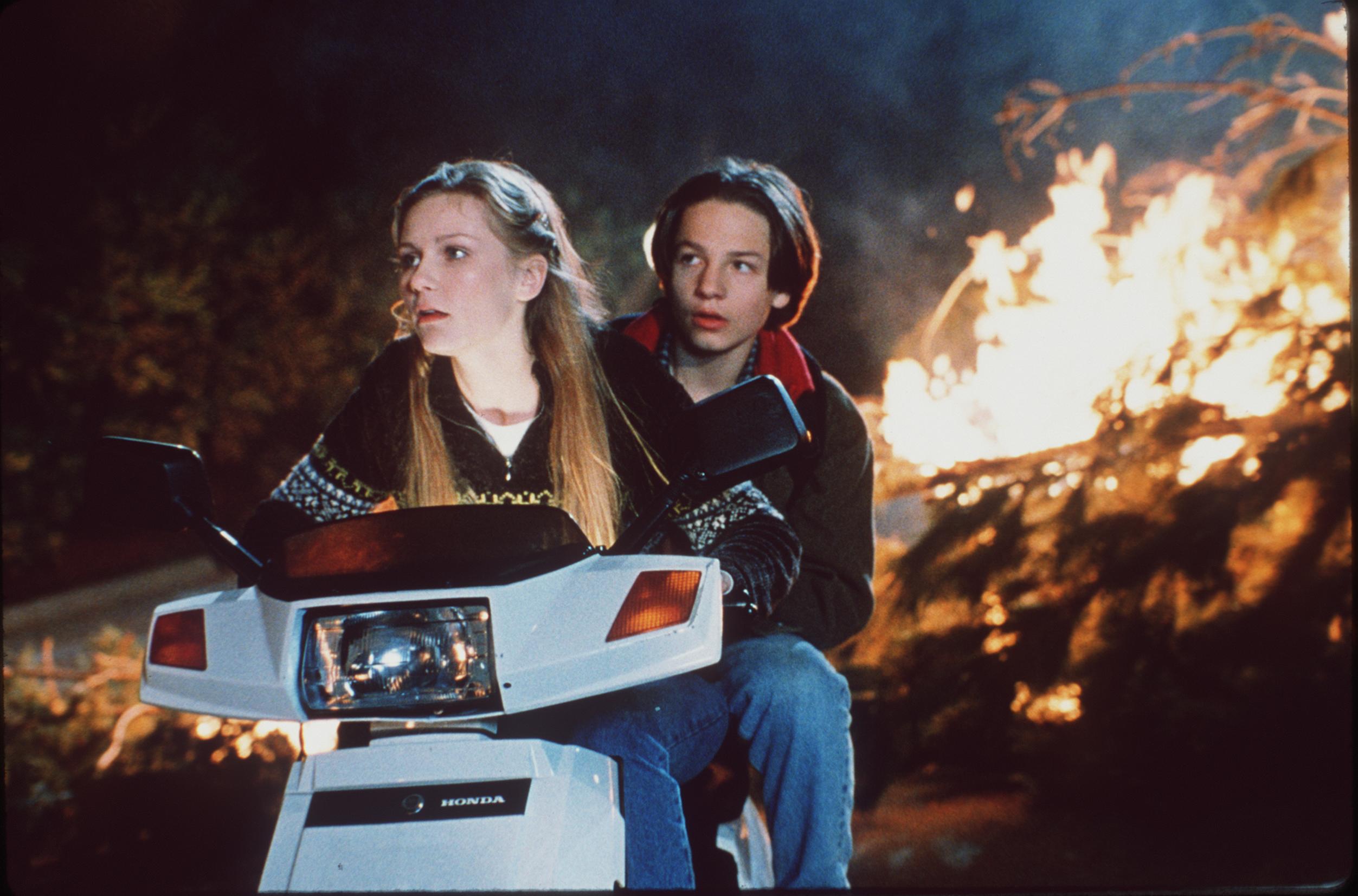 Still of Kirsten Dunst and Gregory Smith in Zaisliniai kareiveliai (1998)