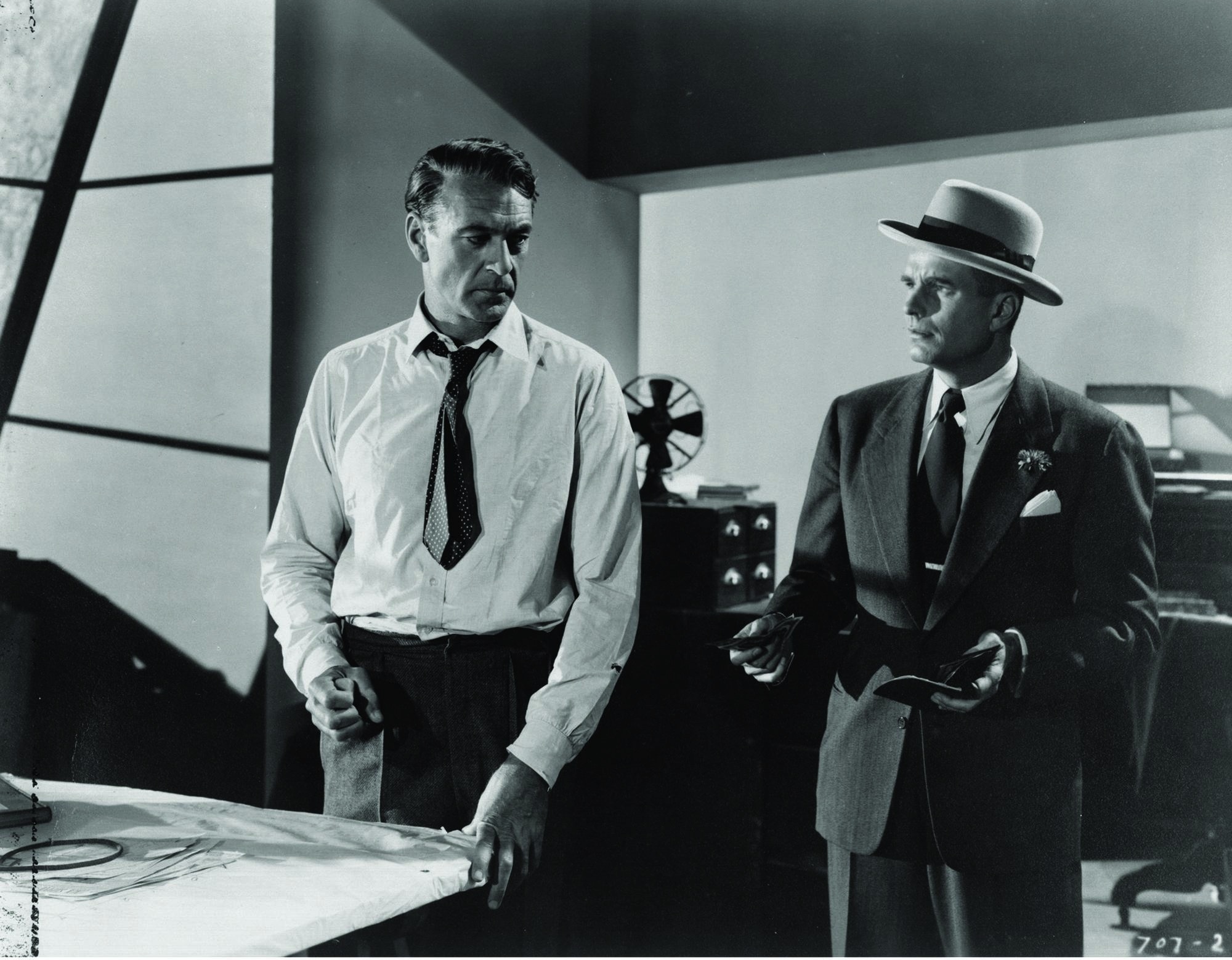 Still of Gary Cooper and Kent Smith in The Fountainhead (1949)