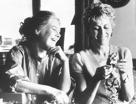 Still of Kate Nelligan and Lois Smith in How to Make an American Quilt (1995)