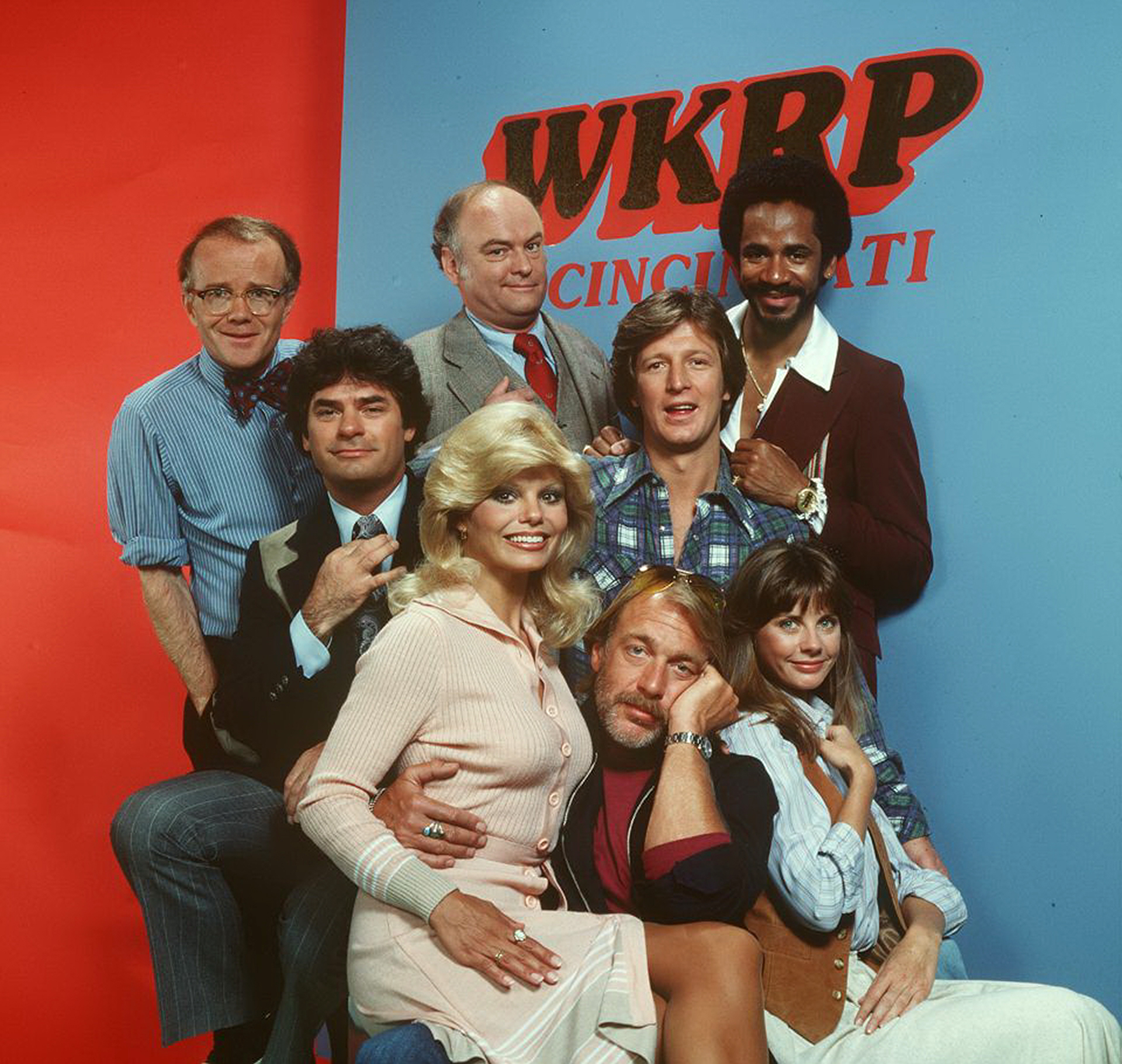 Still of Loni Anderson, Tim Reid, Frank Bonner, Howard Hesseman, Gordon Jump, Richard Sanders, Gary Sandy and Jan Smithers in WKRP in Cincinnati (1978)