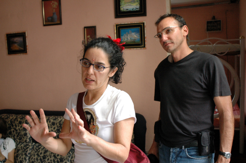 Still of Tata Amaral and Jacob Solitrenick in Antônia: O Filme (2006)