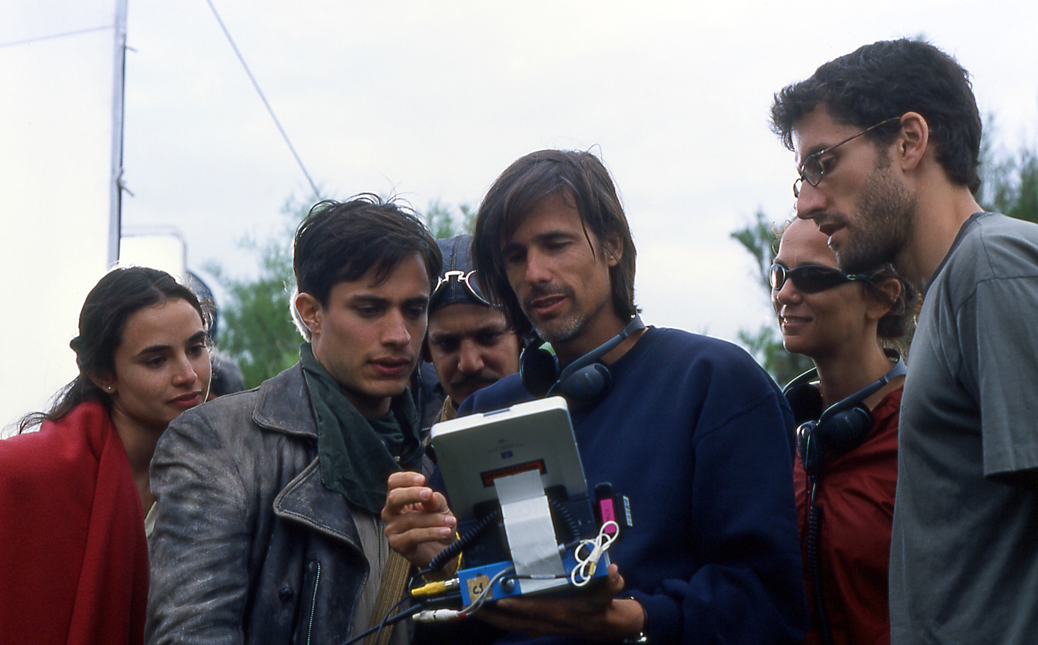 Still of Rodrigo De la Serna, Gael García Bernal, Mía Maestro, Walter Salles and Julia Solomonoff in Diarios de motocicleta (2004)