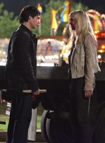 Still of Ian Somerhalder and Candice Accola in Vampyro dienorasciai (2009)