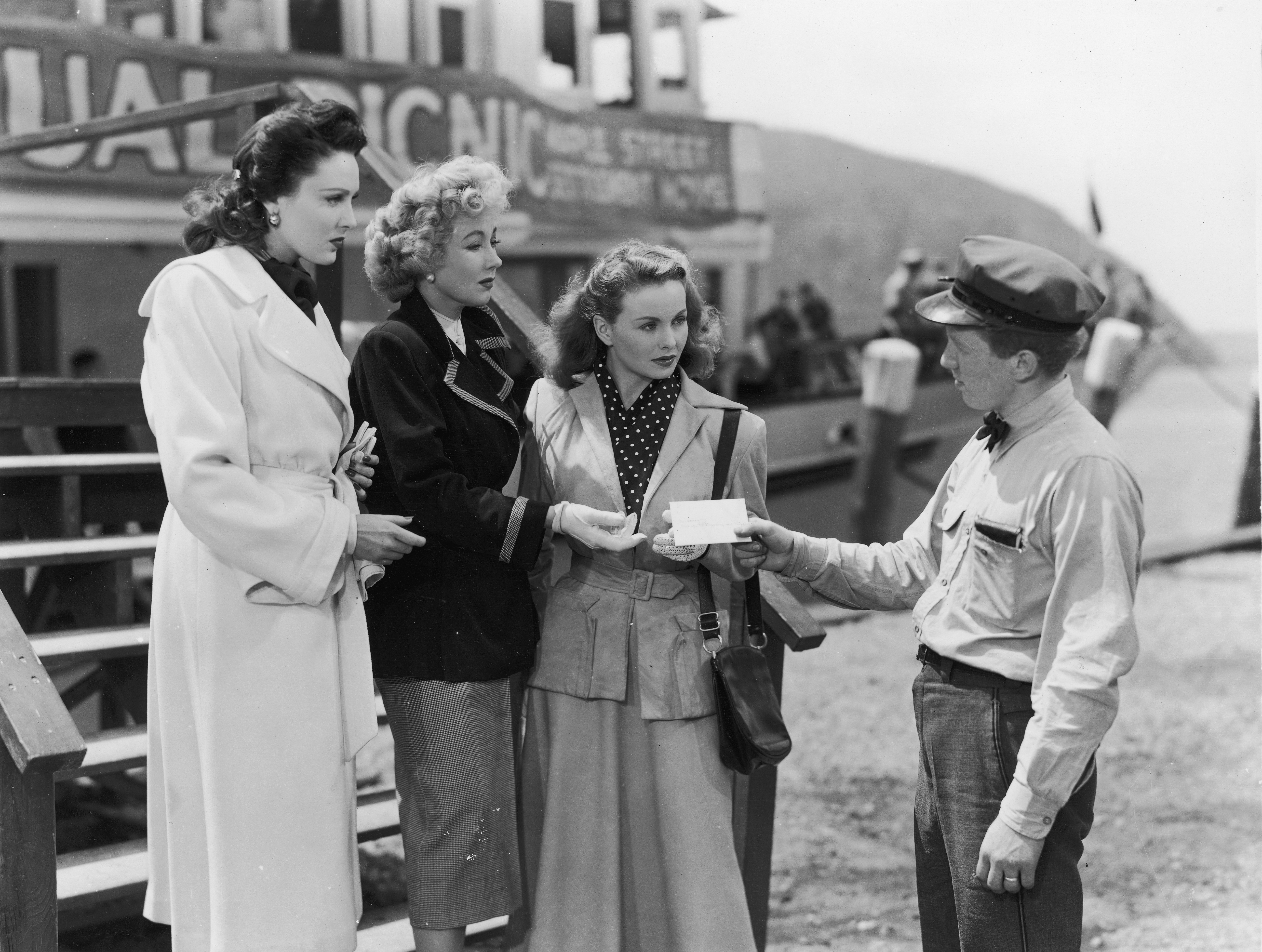 Still of Linda Darnell, Jeanne Crain, Ann Sothern and John Venn in A Letter to Three Wives (1949)