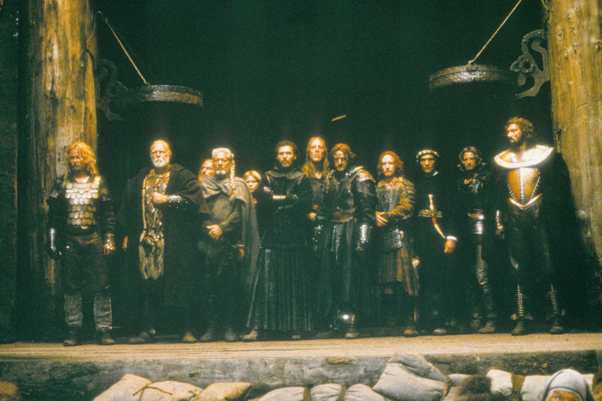 Still of Antonio Banderas, Richard Bremmer, Tony Curran, John DeSantis, Mischa Hausserman, Neil Maffin, Asbjørn 'Bear' Riis, Clive Russell, Daniel Southern, Dennis Storhøi, Oliver Sveinall and Albie Woodington in The 13th Warrior (1999)