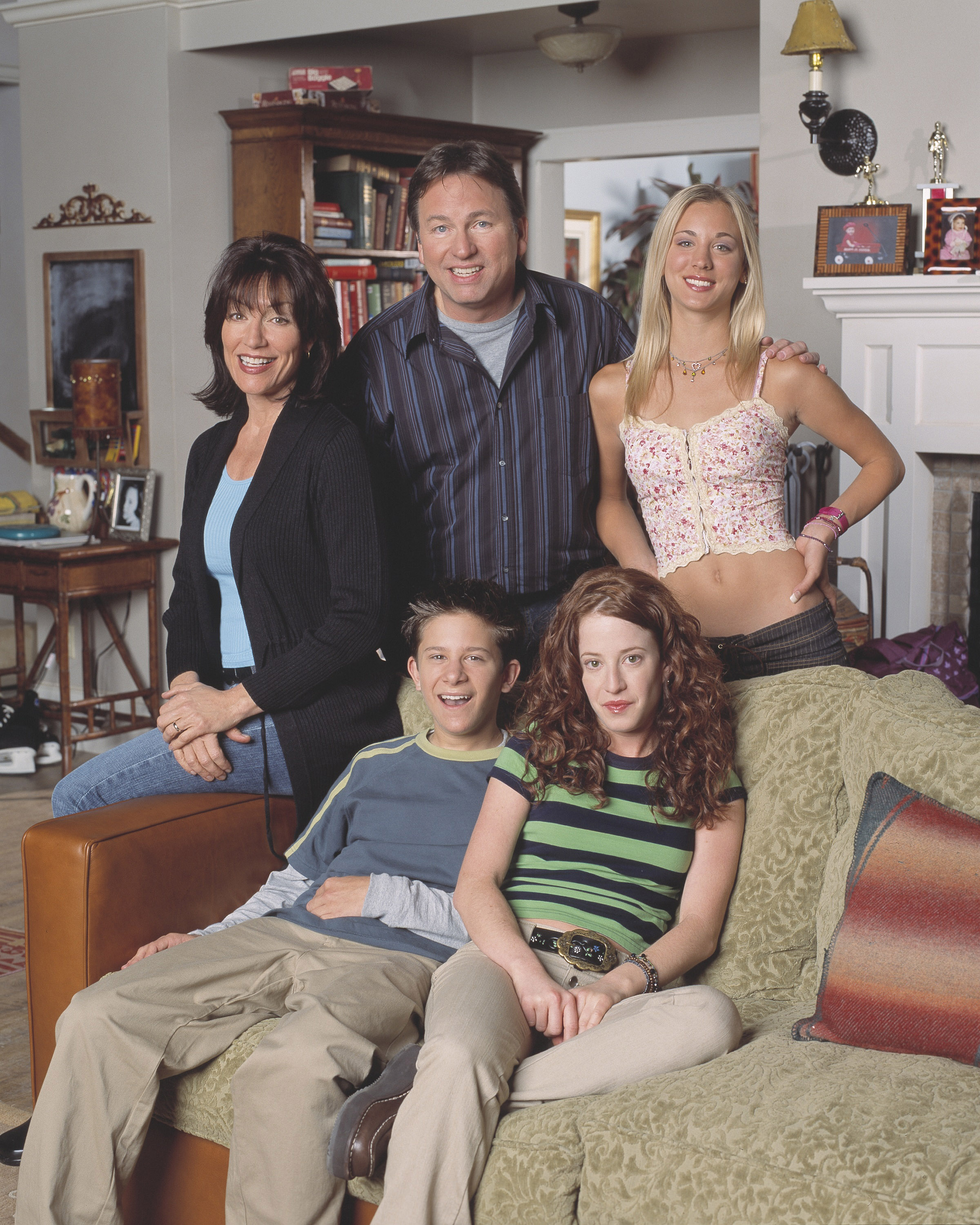 Still of John Ritter, Katey Sagal, Kaley Cuoco, Amy Davidson and Martin Spanjers in 8 Simple Rules... for Dating My Teenage Daughter (2002)