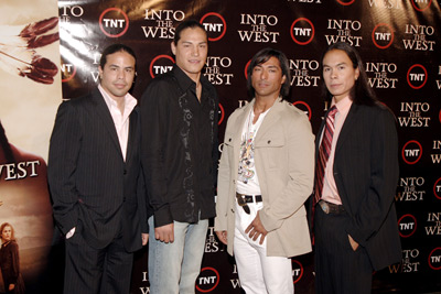 Simon Baker, George Leach, Zahn McClarnon and Eddie Spears at event of Into the West (2005)