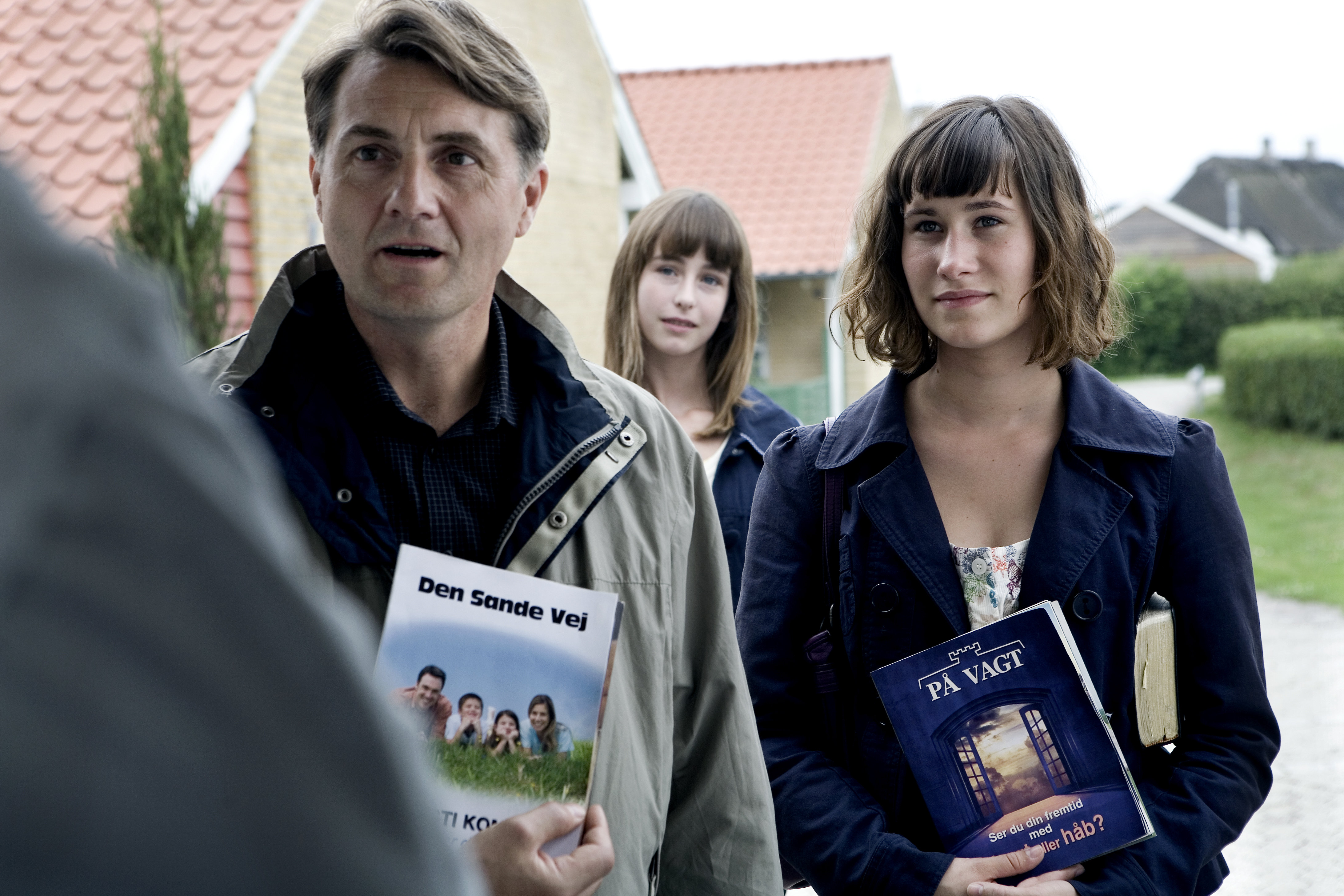 Jens Jørn Spottag, Sarah Juel Werner and Rosalinde Mynster in To verdener (2008)