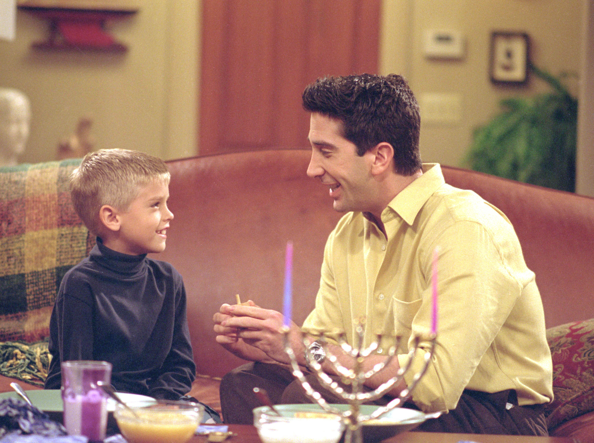Still of David Schwimmer and Cole Sprouse in Draugai (1994)