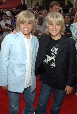 Cole Sprouse and Dylan Sprouse at event of Karibu piratai: numirelio skrynia (2006)