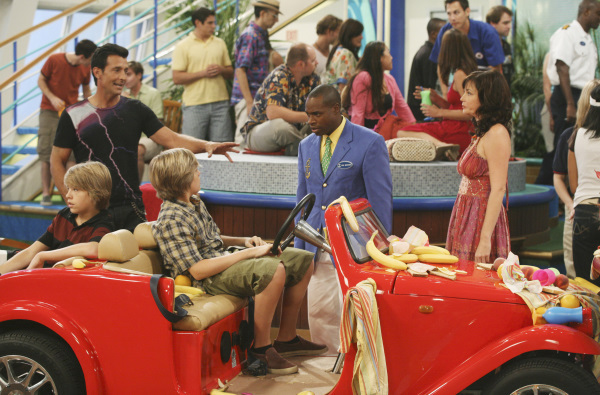 Still of Phill Lewis, Kim Rhodes, Cole Sprouse, Dylan Sprouse and Robert Torti in The Suite Life on Deck (2008)