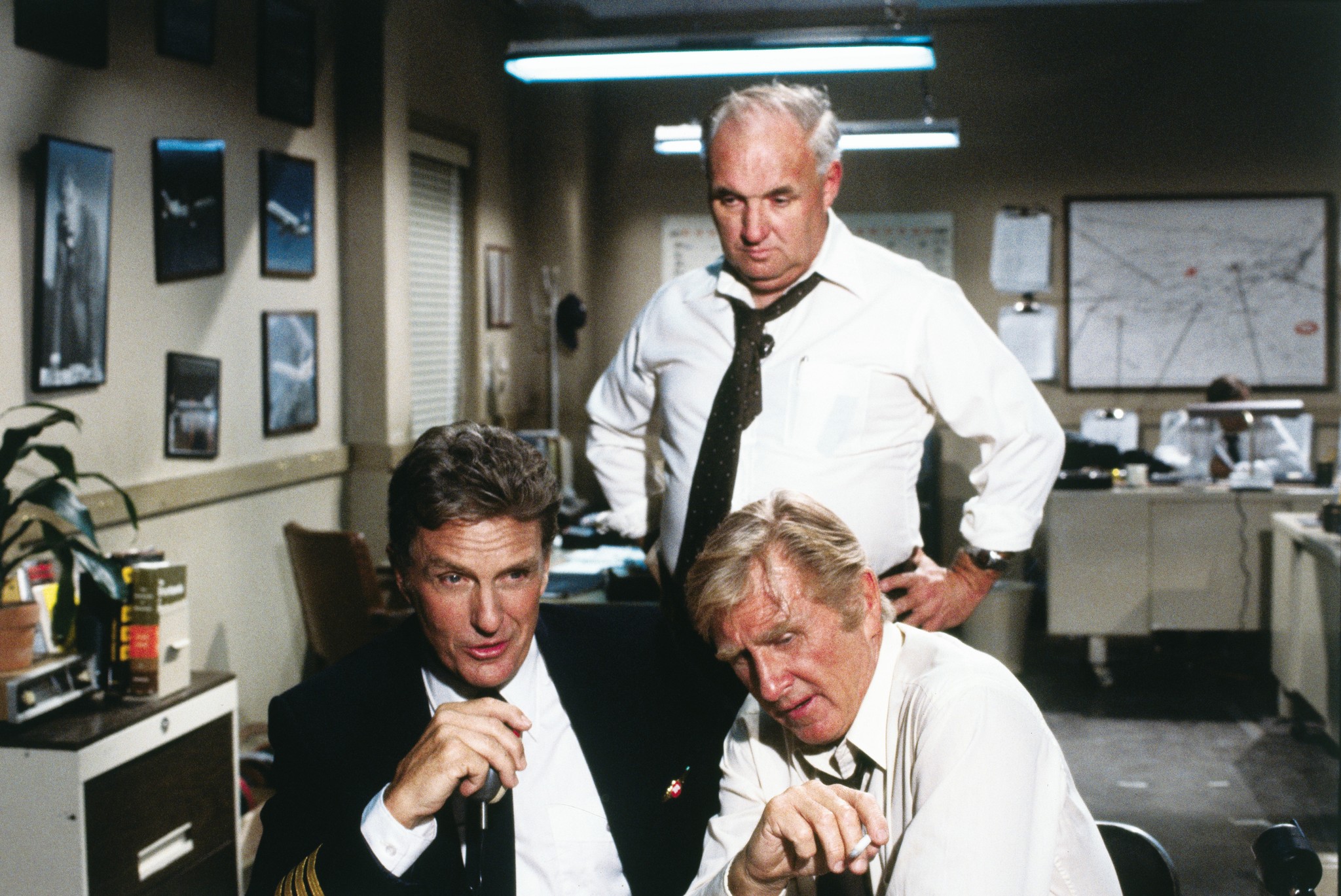 Still of Lloyd Bridges and Robert Stack in Airplane! (1980)