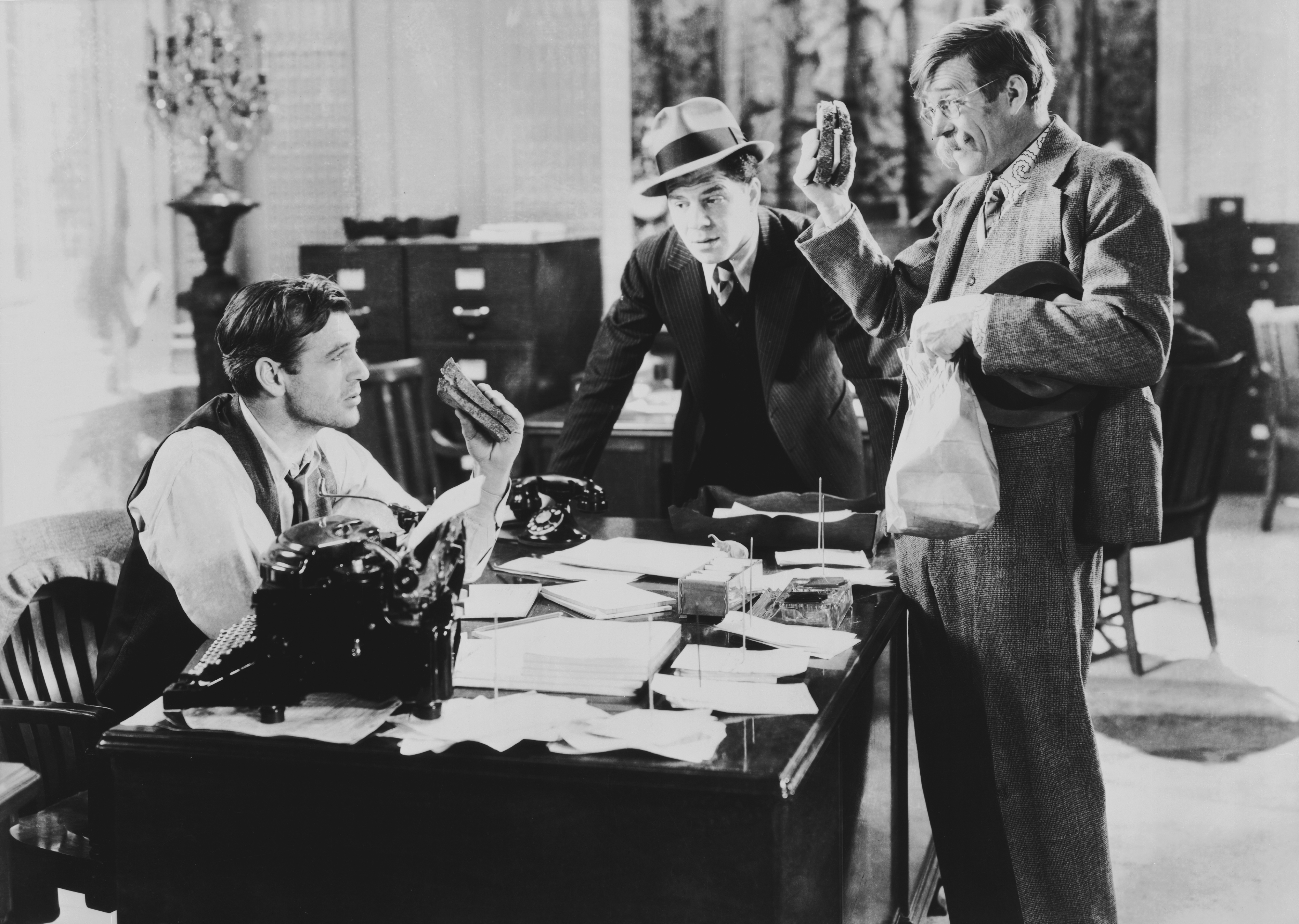 Still of Gary Cooper and Lionel Stander in Mr. Deeds Goes to Town (1936)