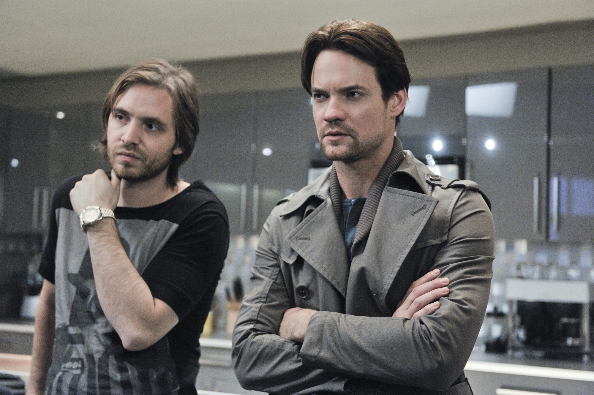 Still of Aaron Stanford and Shane West in Nikita (2010)