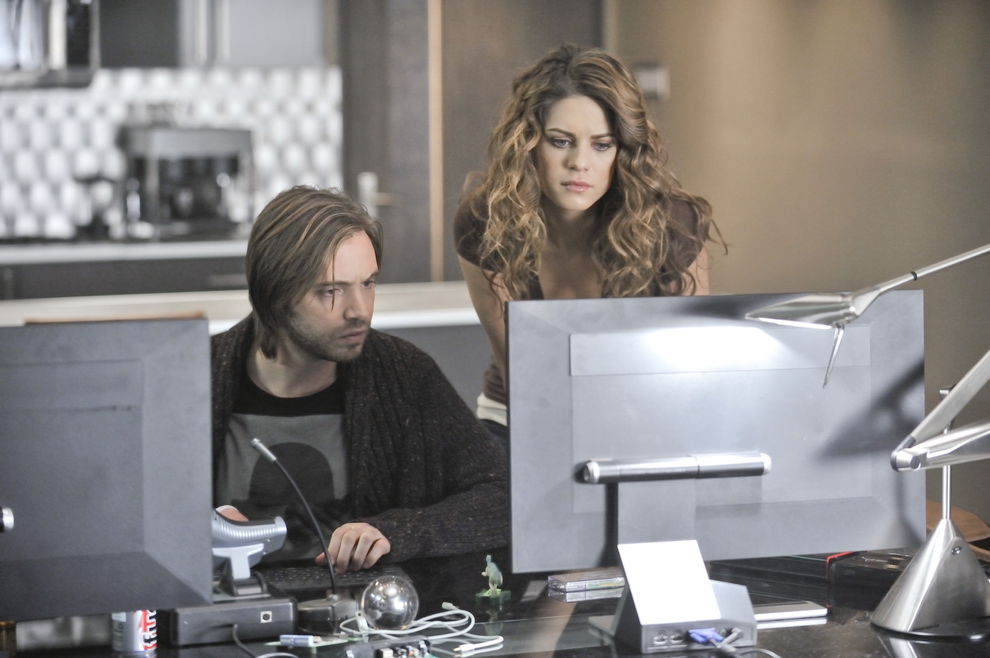 Still of Aaron Stanford and Lyndsy Fonseca in Nikita (2010)