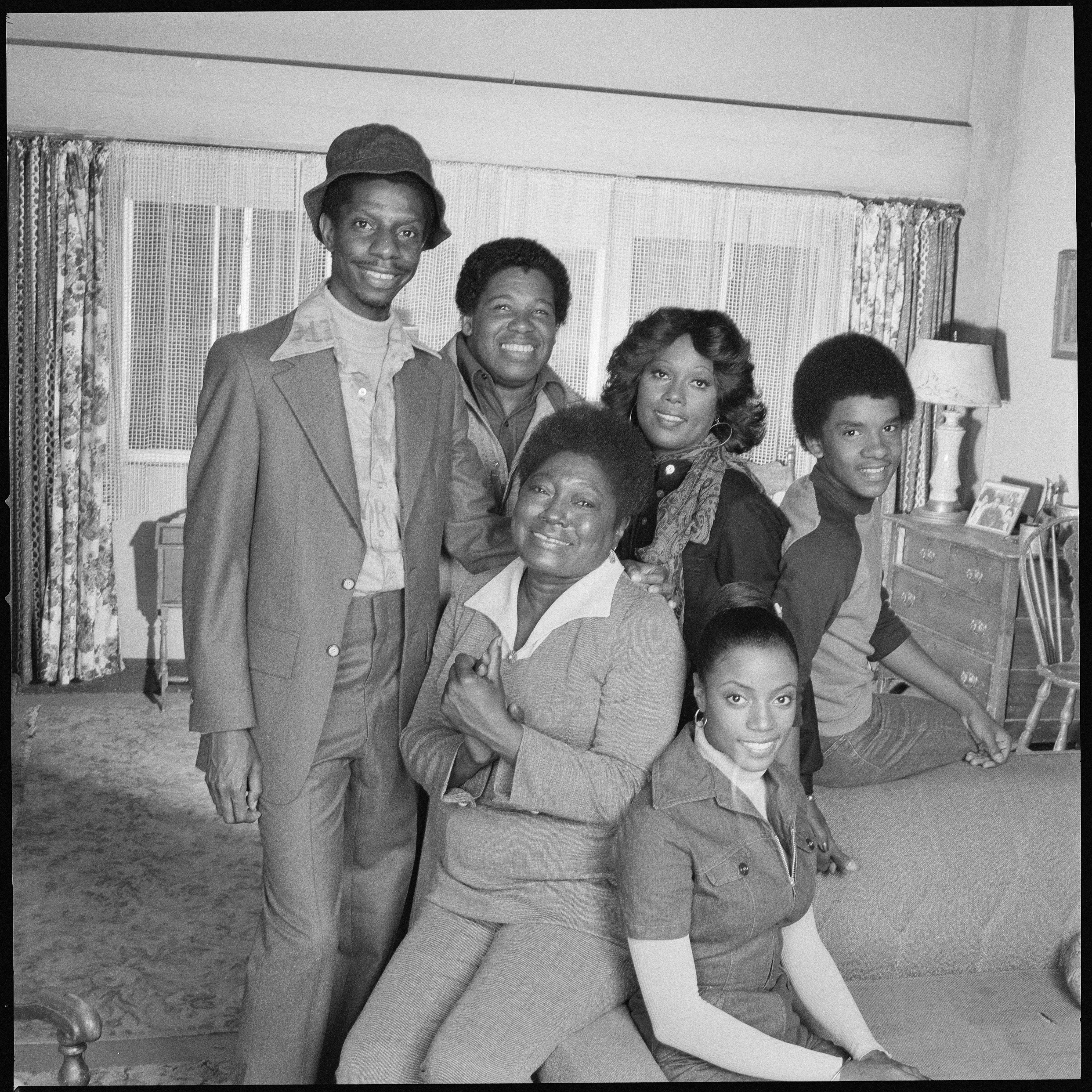Still of Johnny Brown, Ralph Carter, Ja'net DuBois, Esther Rolle, BernNadette Stanis and Jimmie Walker in Good Times (1974)