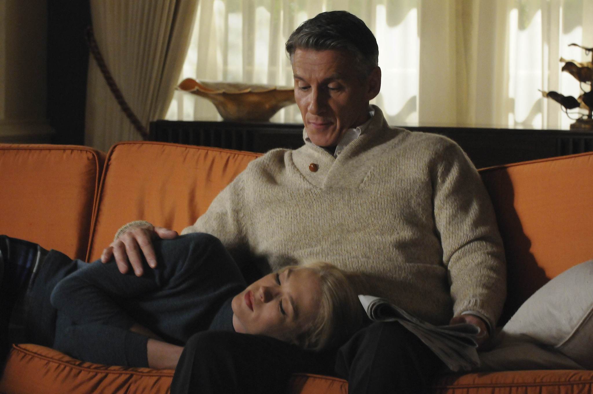 Still of January Jones and Christopher Stanley in MAD MEN. Reklamos vilkai (2007)