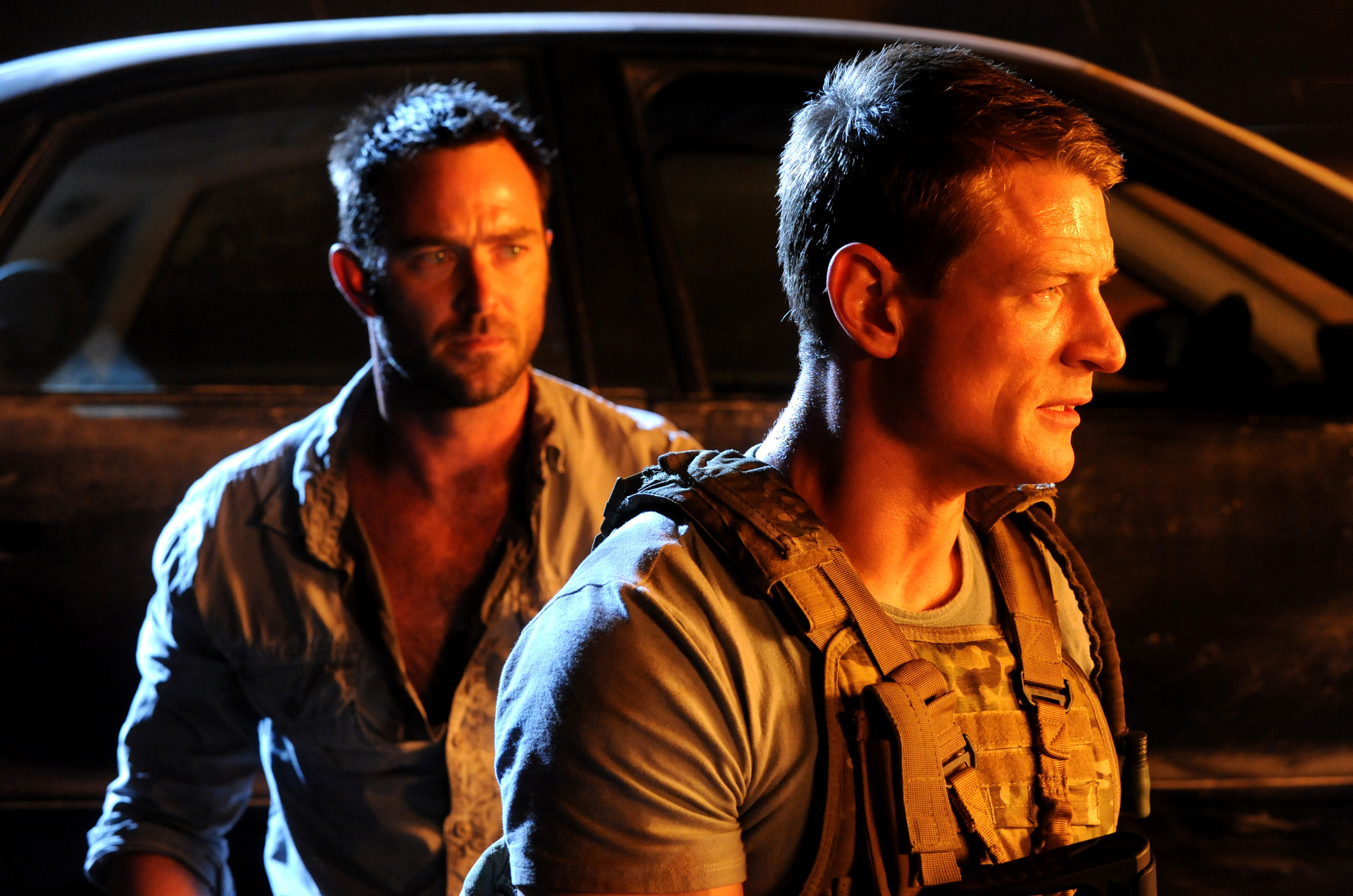 Still of Sullivan Stapleton and Philip Winchester in Strike Back (2010)