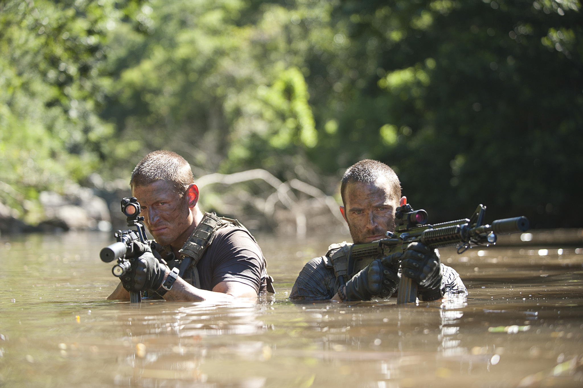 Still of Sullivan Stapleton and Philip Winchester in Strike Back (2010)