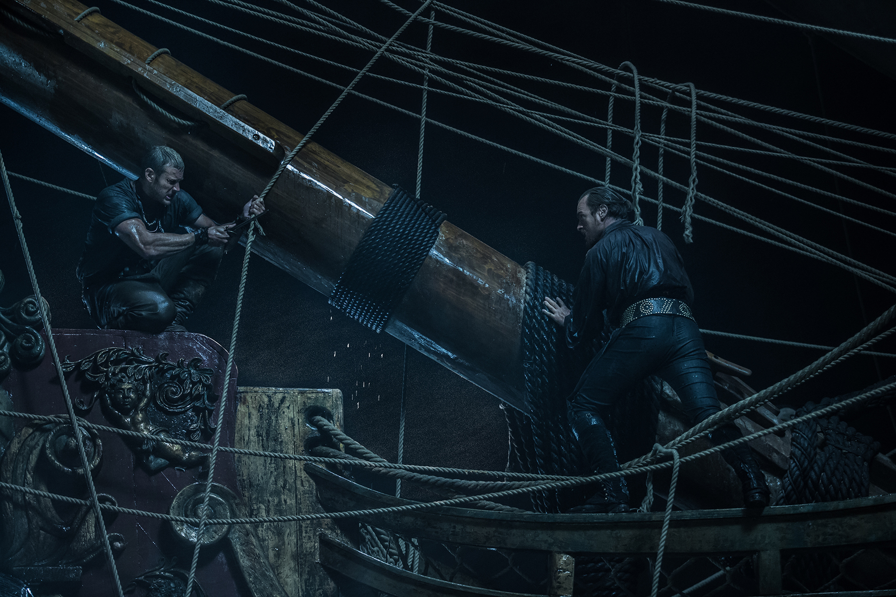 Still of Toby Stephens and Tom Hopper in Black Sails (2014)