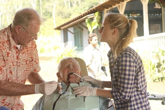 Still of Mamie Gummer and Ralph Waite in Off the Map (2011)