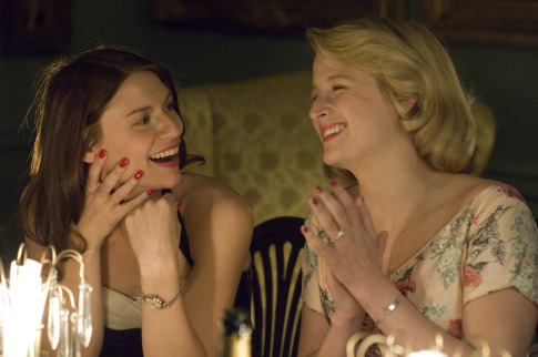 Still of Claire Danes and Mamie Gummer in Evening (2007)