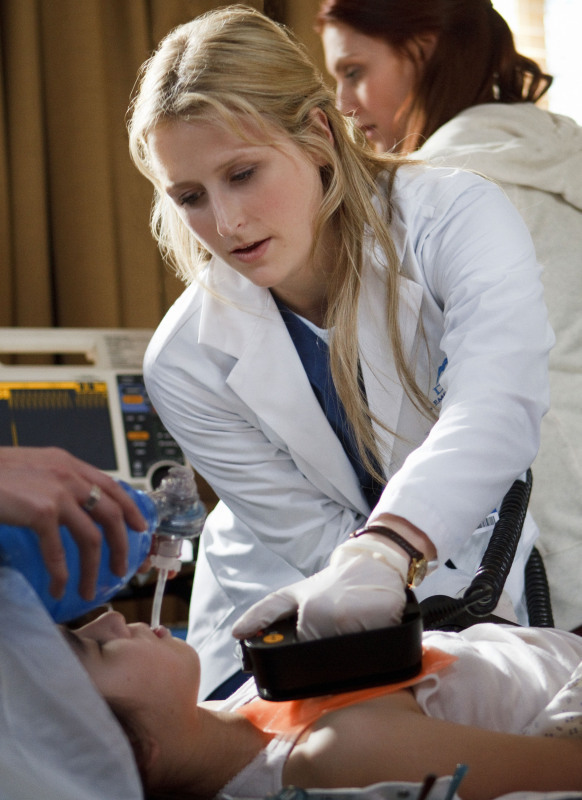 Still of Mamie Gummer in Emily Owens M.D.: Pilot (2012)