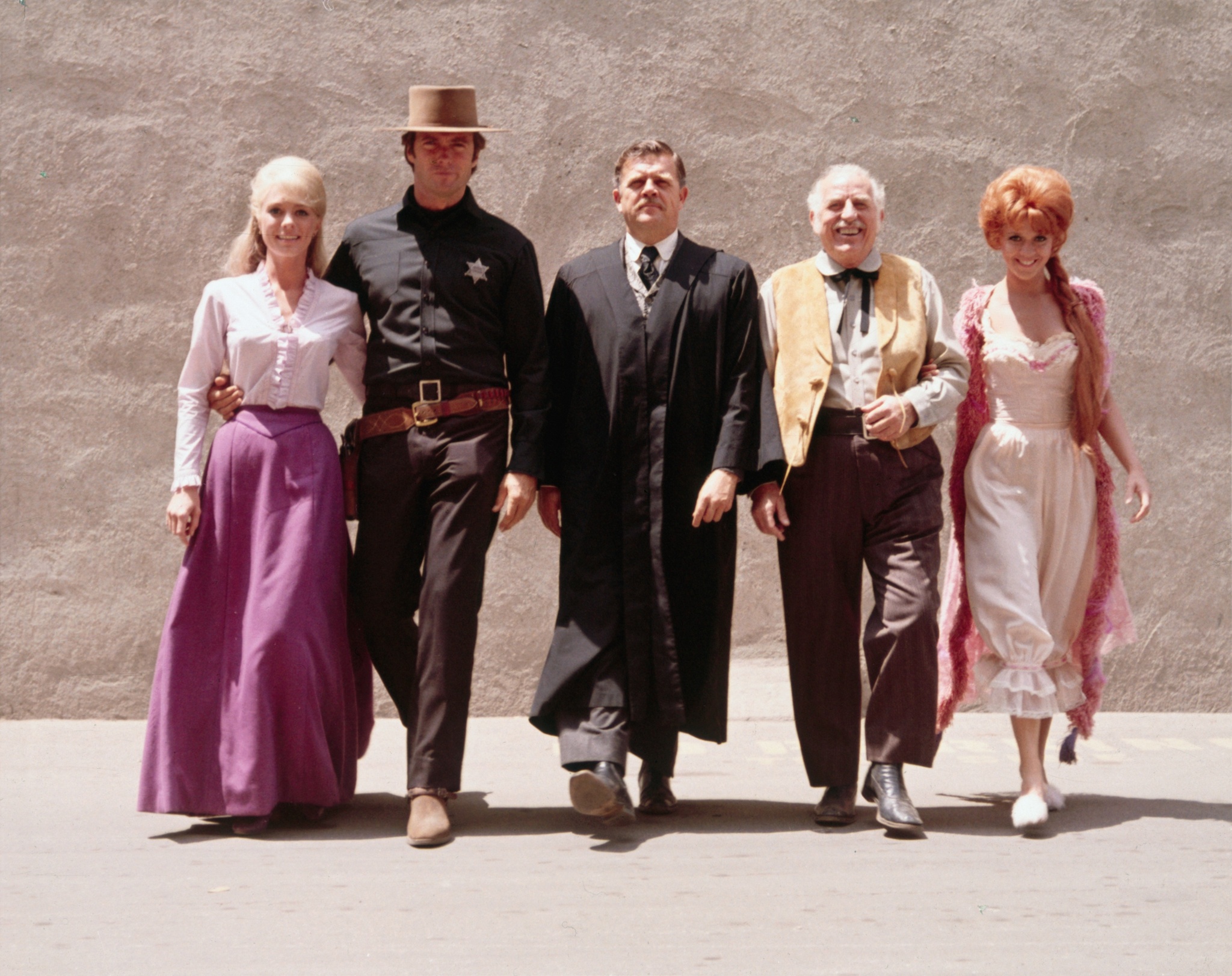 Still of Clint Eastwood, Ed Begley, Arlene Golonka, Pat Hingle and Inger Stevens in Hang 'Em High (1968)