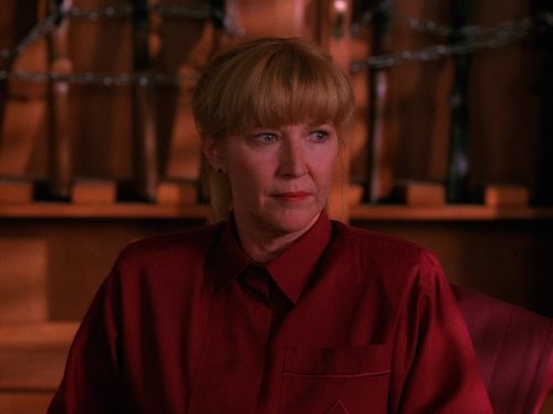 Still of Charlotte Stewart in Twin Pykso miestelis (1990)