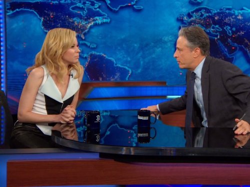 Still of Elizabeth Banks and Jon Stewart in The Daily Show (1996)