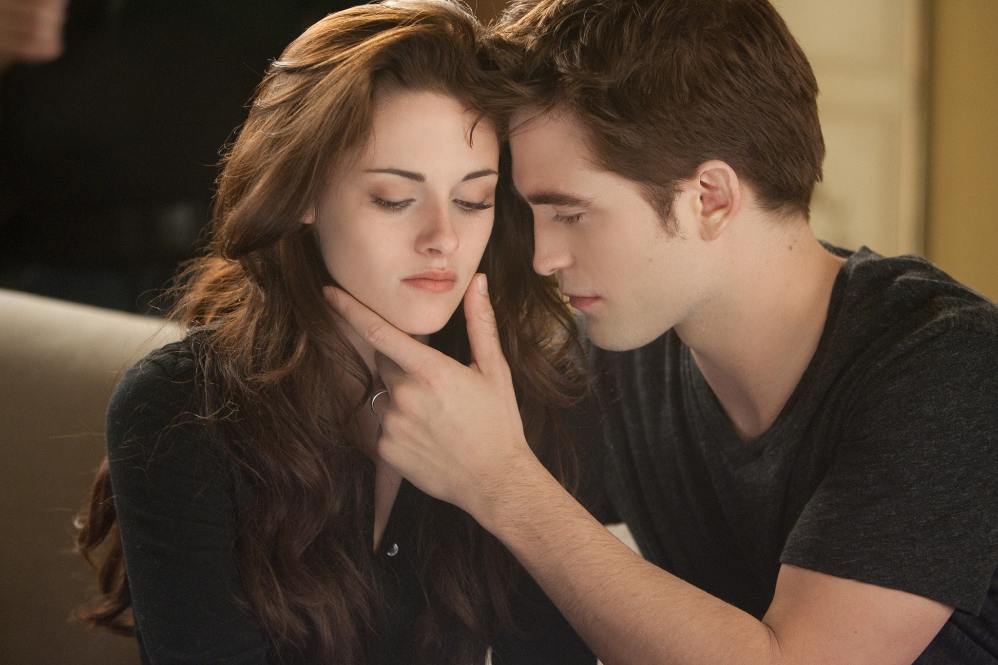 Still of Kristen Stewart and Robert Pattinson in Brekstanti ausra. 2 dalis (2012)