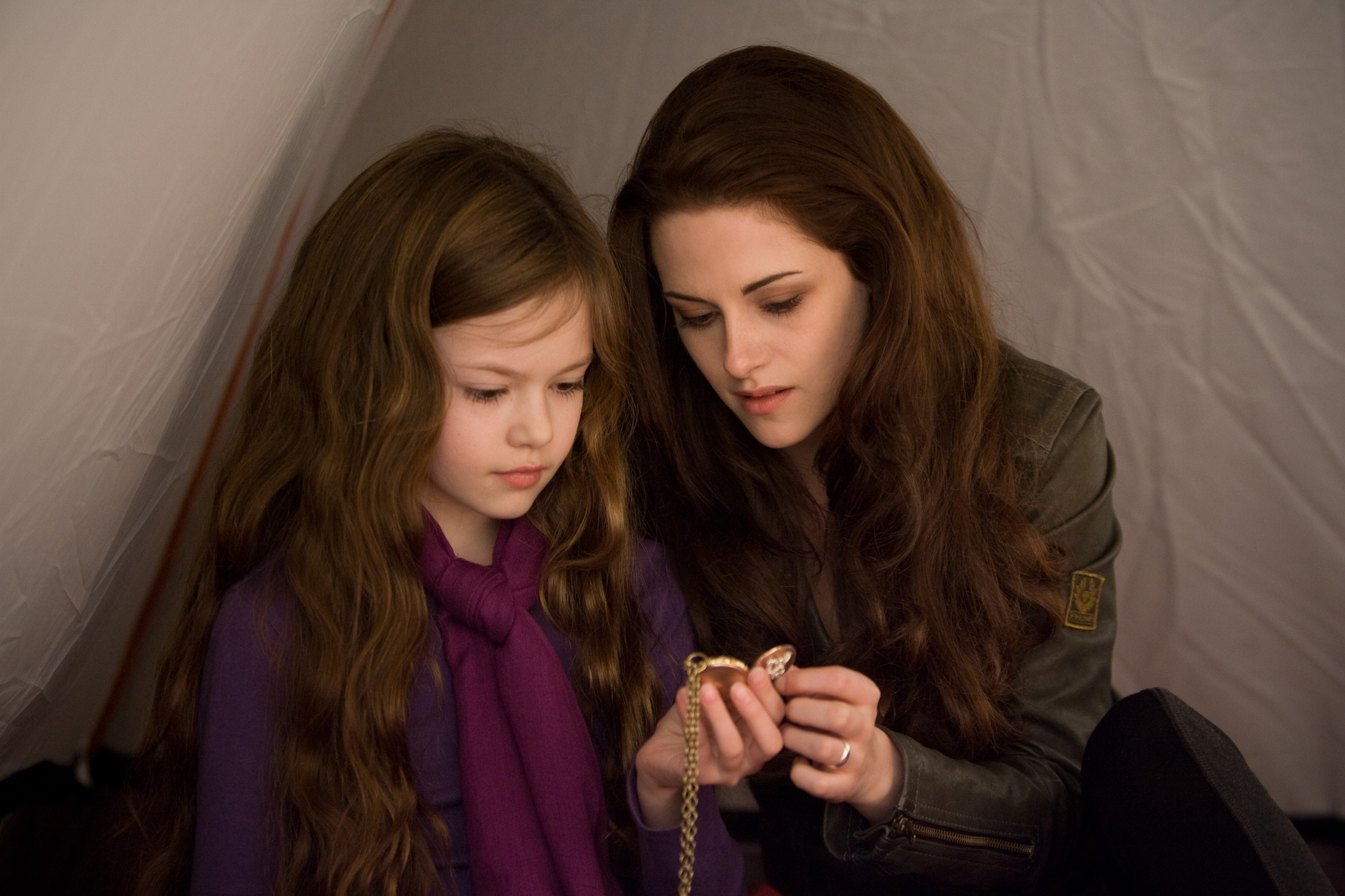 Still of Kristen Stewart and Mackenzie Foy in Brekstanti ausra. 2 dalis (2012)