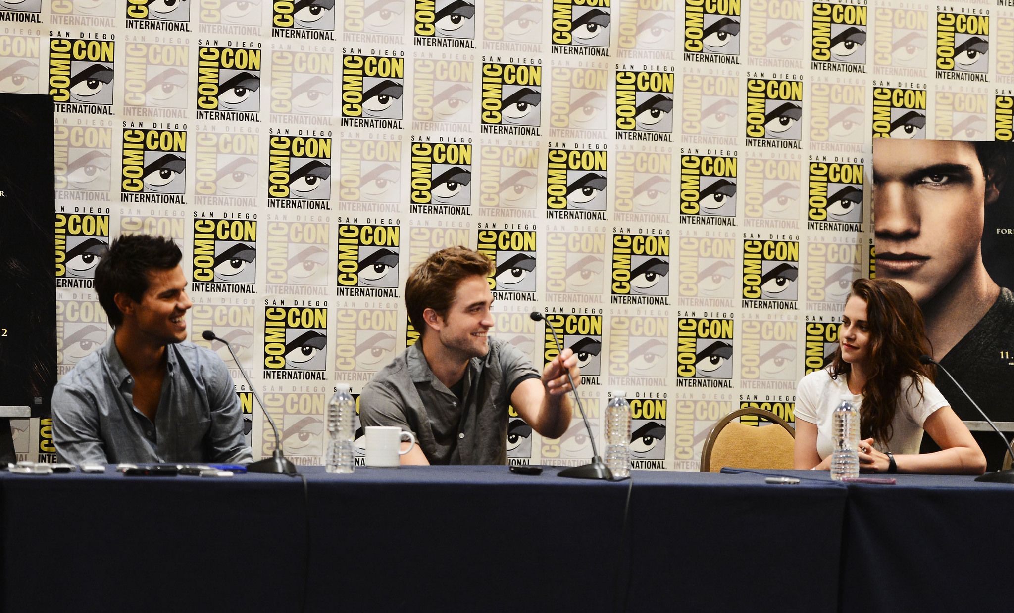 Kristen Stewart, Taylor Lautner and Robert Pattinson at event of Brekstanti ausra. 2 dalis (2012)