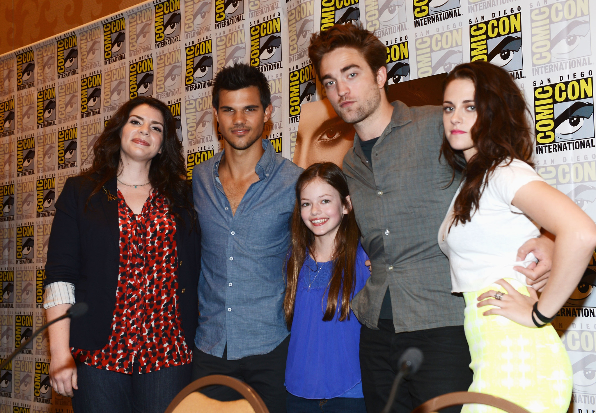 Kristen Stewart, Taylor Lautner, Robert Pattinson, Stephenie Meyer and Mackenzie Foy at event of Brekstanti ausra. 2 dalis (2012)