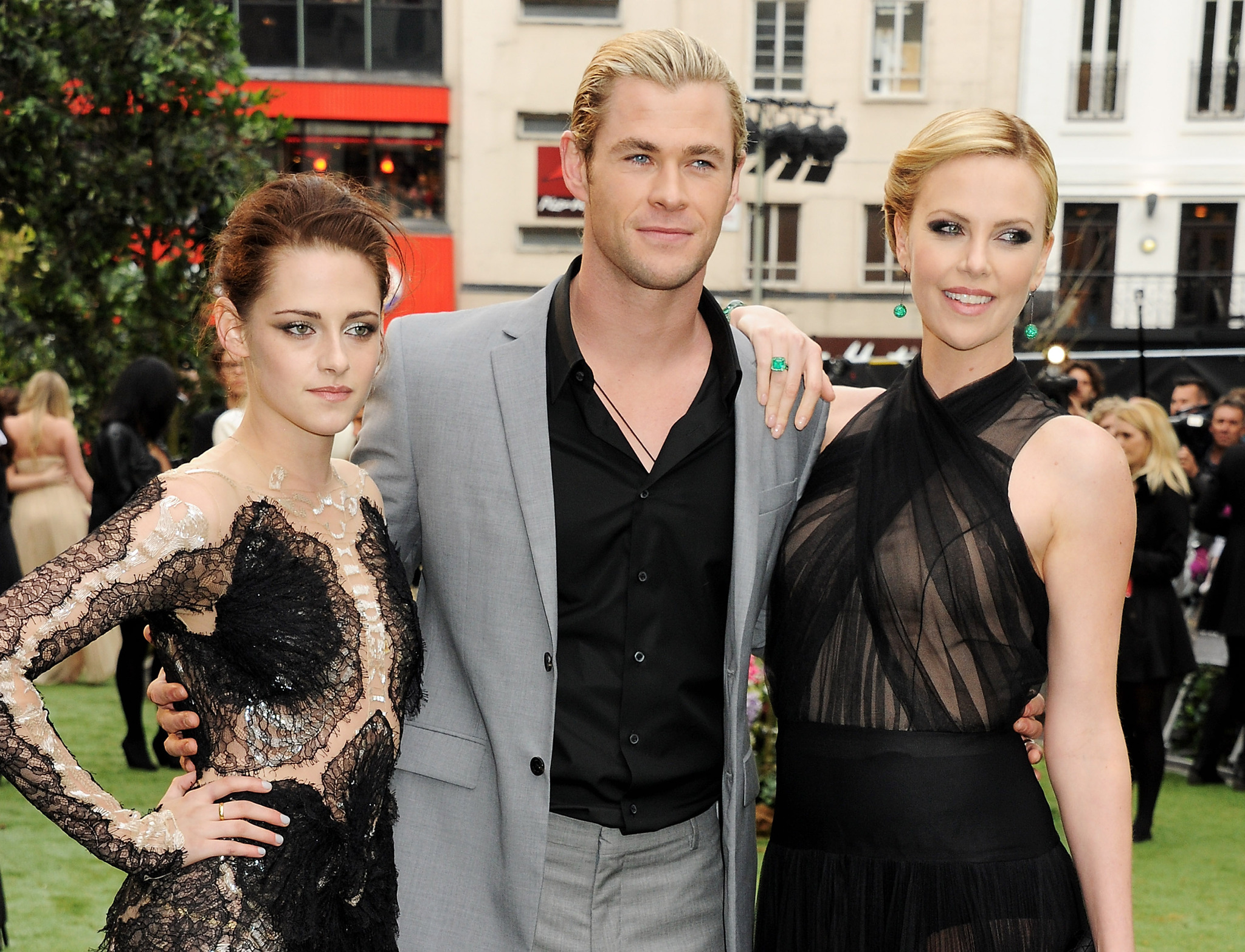 Charlize Theron, Kristen Stewart and Chris Hemsworth at event of Snieguole ir medziotojas (2012)