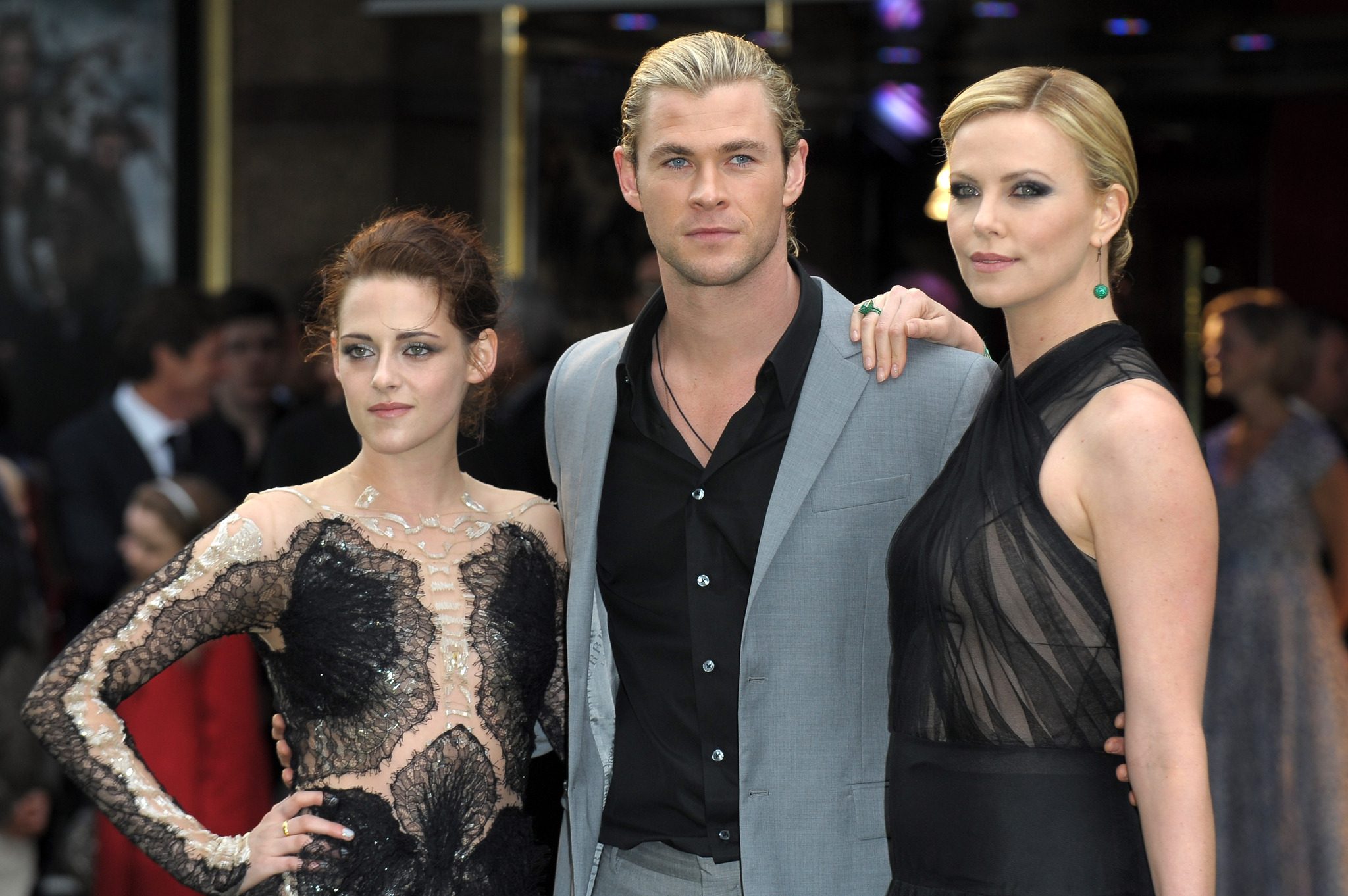 Charlize Theron, Kristen Stewart and Chris Hemsworth at event of Snieguole ir medziotojas (2012)