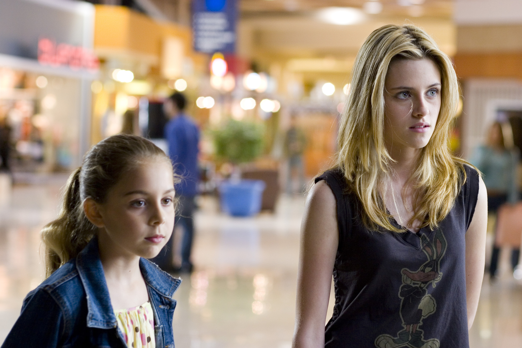 Still of Kristen Stewart and Makenzie Vega in In the Land of Women (2007)