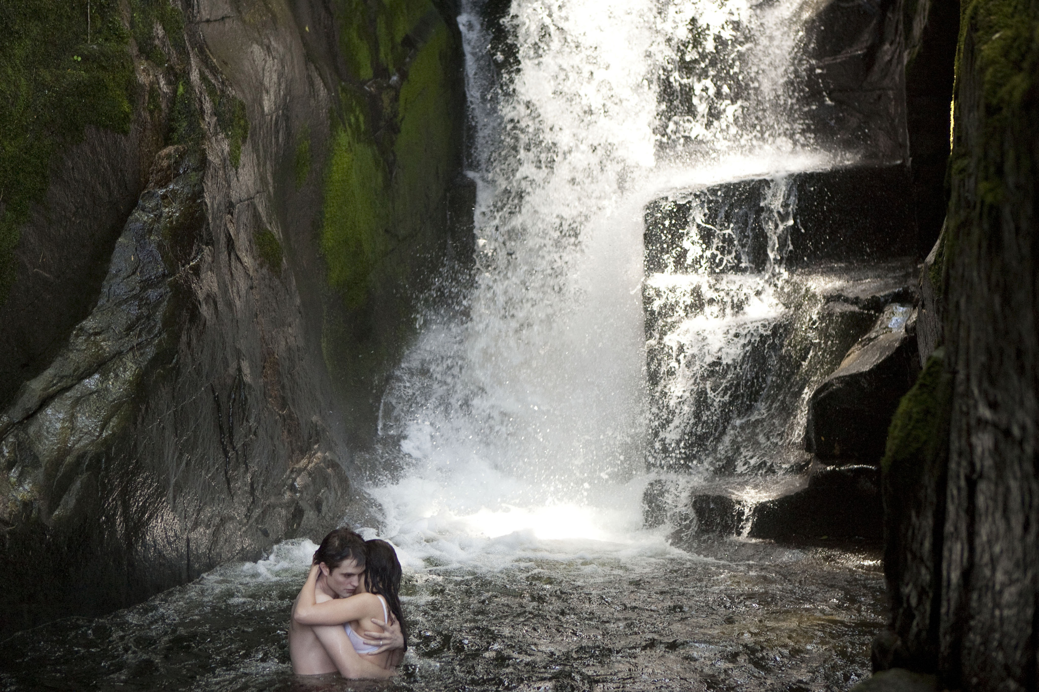 Still of Kristen Stewart and Robert Pattinson in Brekstanti ausra. 1 dalis (2011)