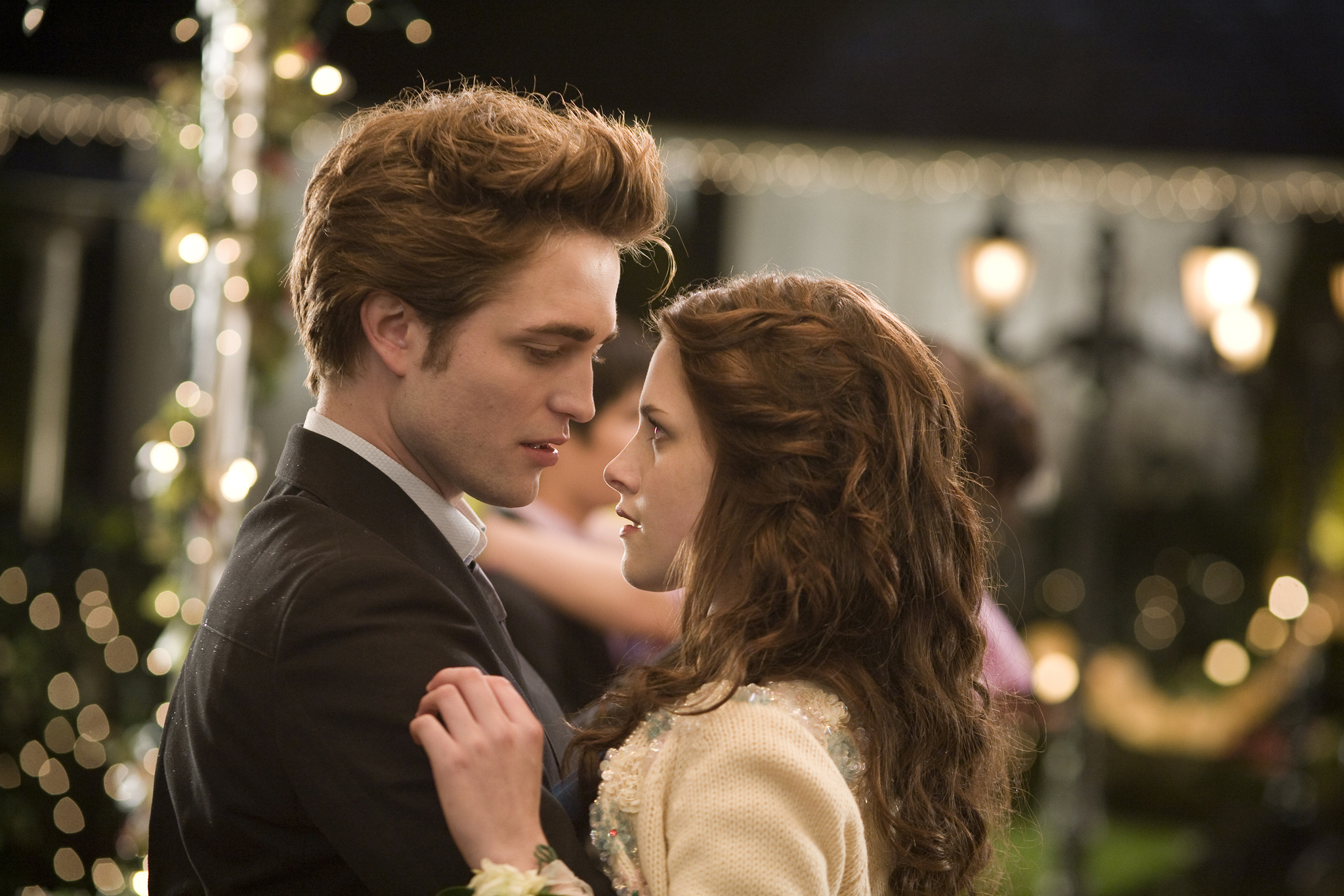 Still of Kristen Stewart and Robert Pattinson in Twilight (2008)