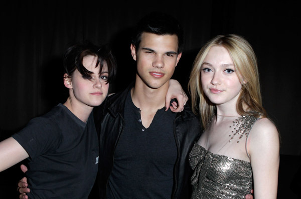 Dakota Fanning, Kristen Stewart and Taylor Lautner at event of The Runaways (2010)