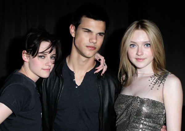 Dakota Fanning, Kristen Stewart and Taylor Lautner at event of The Runaways (2010)