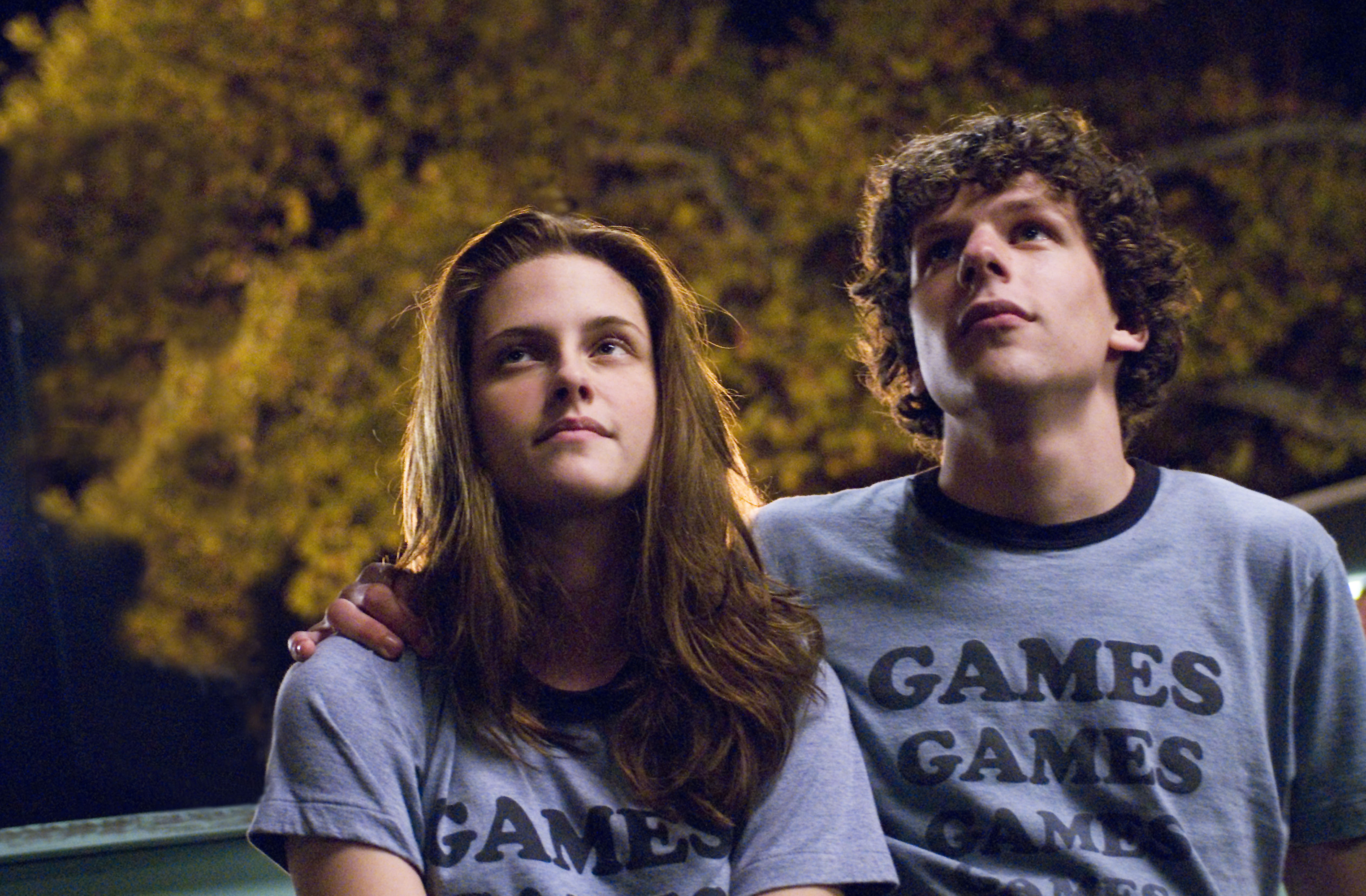 Still of Jesse Eisenberg and Kristen Stewart in Adventureland (2009)