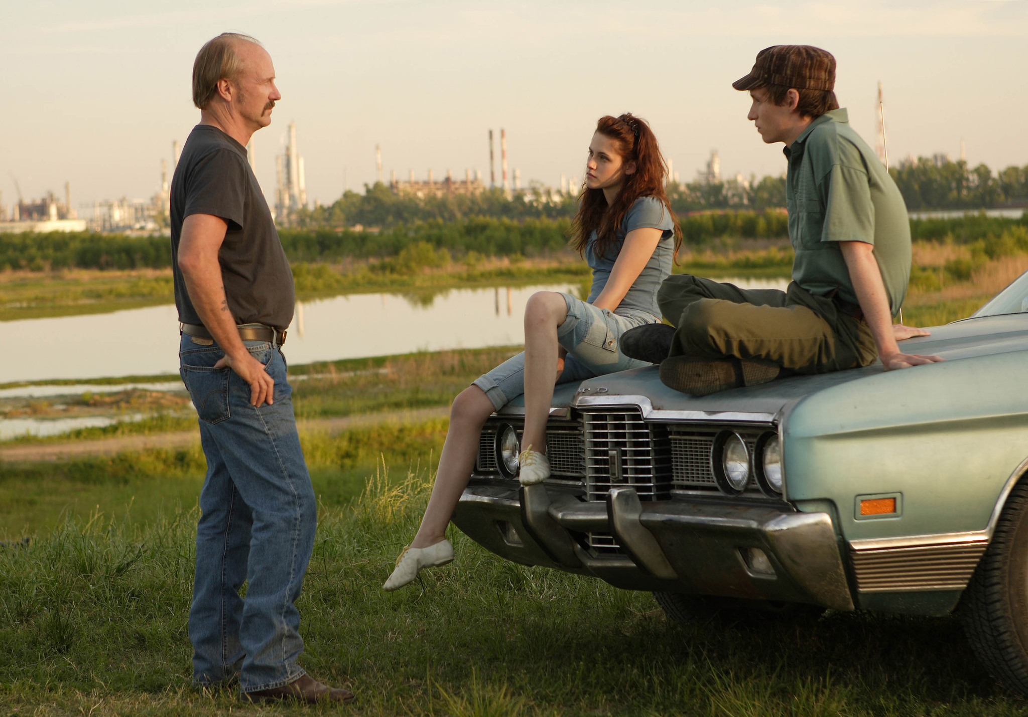 Still of William Hurt, Kristen Stewart and Eddie Redmayne in The Yellow Handkerchief (2008)