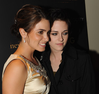 Kristen Stewart and Nikki Reed at event of Jaunatis (2009)