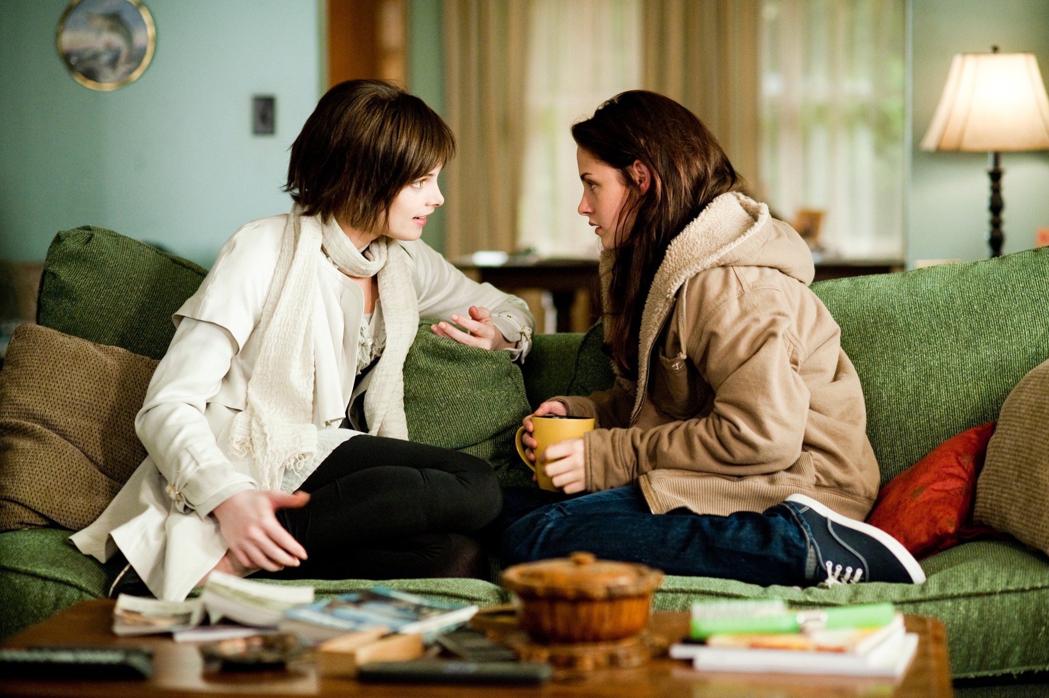 Still of Kristen Stewart and Ashley Greene in Jaunatis (2009)