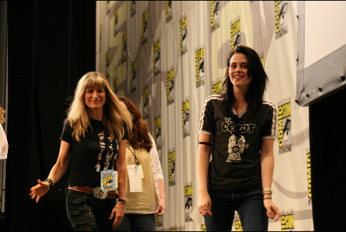 Catherine Hardwicke and Kristen Stewart at event of Twilight (2008)