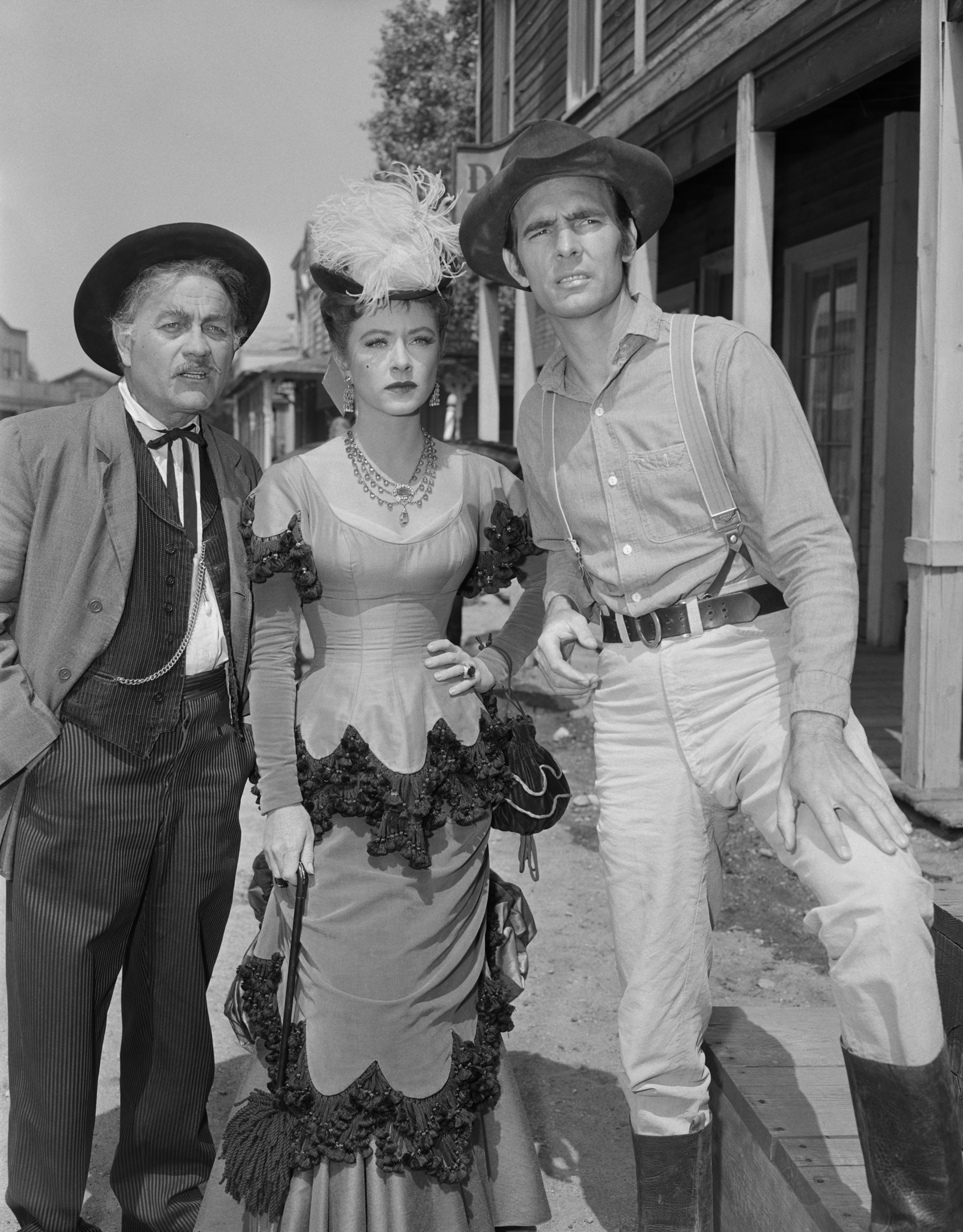 Still of Amanda Blake, Ken Curtis, Milburn Stone and Dennis Weaver in Gunsmoke (1955)